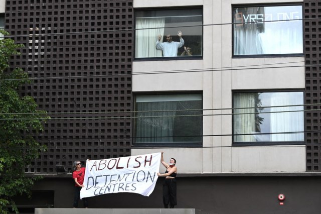 Demonstracije ispred hotela u kojem je Đoković FOTO