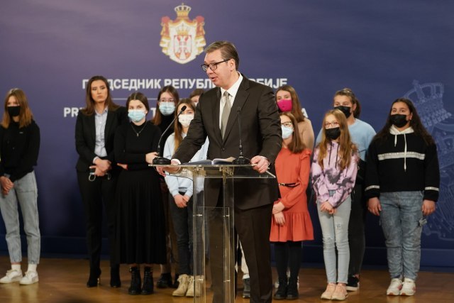 Vučić with Serbian children from Croatia: 