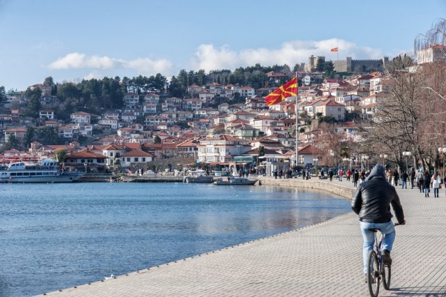Doèek Nove godine uz vatru, kobasice i kvalitetno makedonsko vino na dnu Ohridskog jezera VIDEO
