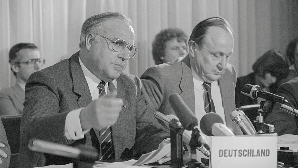 Nemaèki kancelar Helmut kol (levo) i ministar Has Ditrih Genšer (desno)/Bettmann