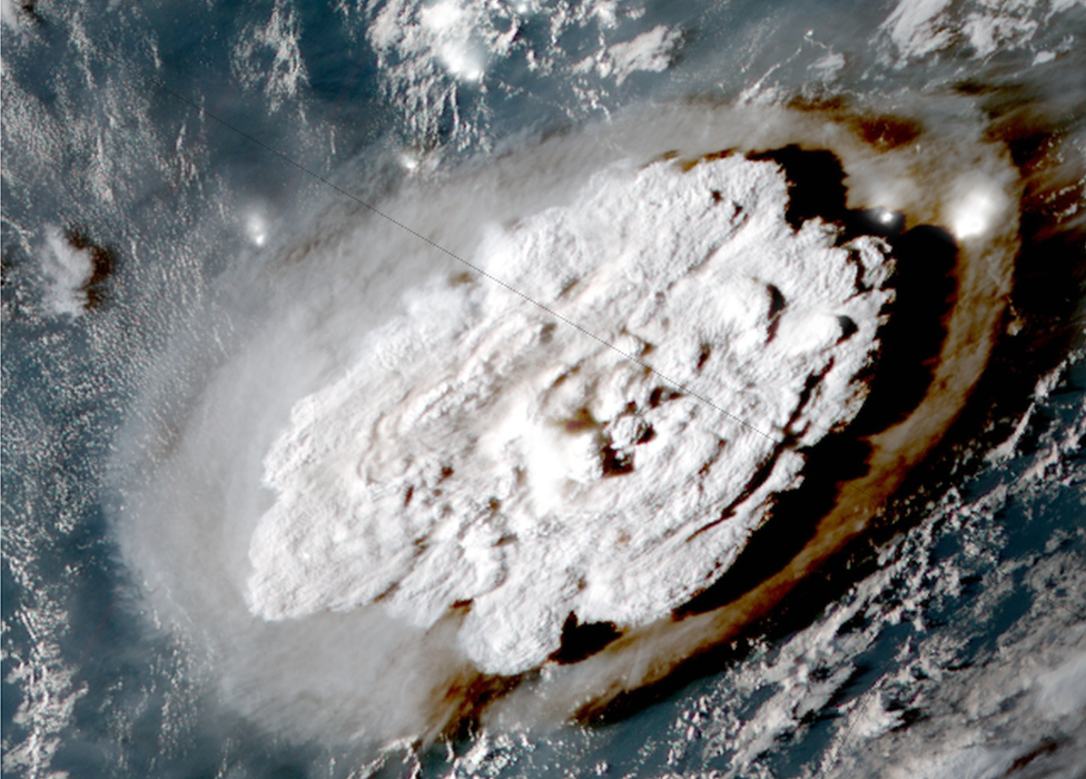 Satelitski snimak erupcije i poèetak cunamija/NOAA