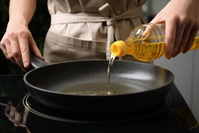 Ne prosipajte ga u odvod: Evo kako da se rešite ulja od kuvanja