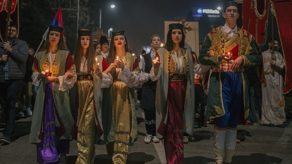 Mladi obučeni u tradicionalne nošnje tokom litije u Podgorici/BBC