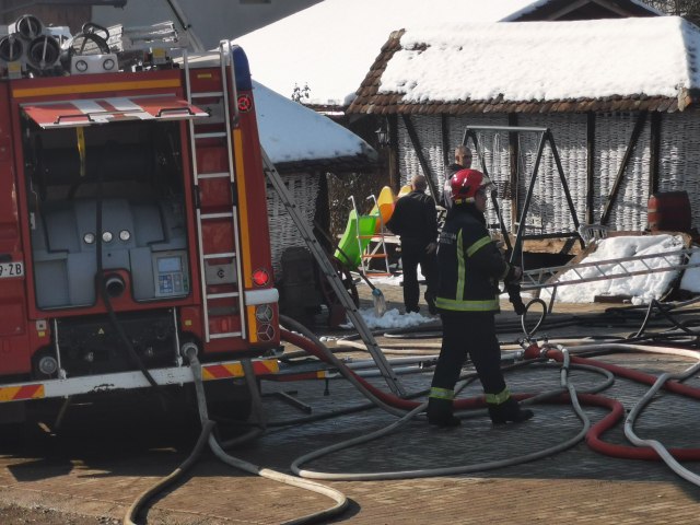 Goreo restoran na Ibarskoj: Vatra buknula u etno objektu, vatrogasci lokalizovali požar FOTO