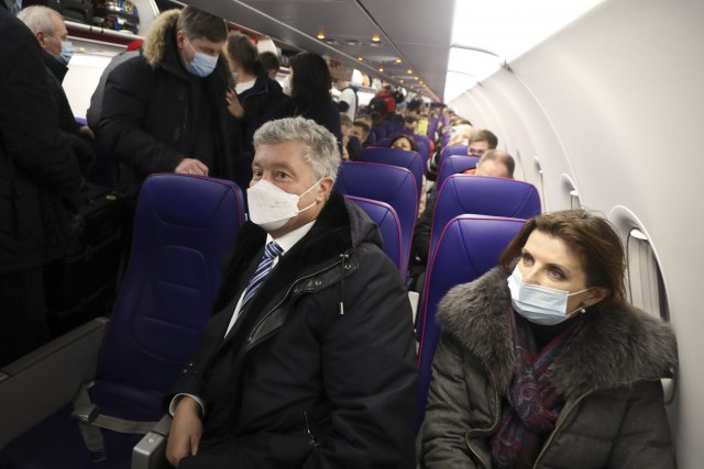 Porošenko se vratio u Ukrajinu; Sa aerodroma pravo pred sudiju