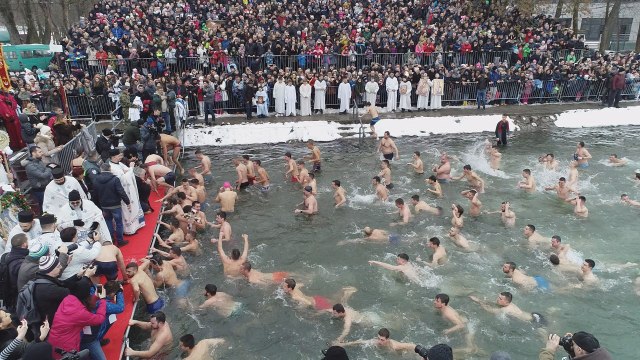 Oni ne odustaju od srpske tradicije - zakazano plivanje