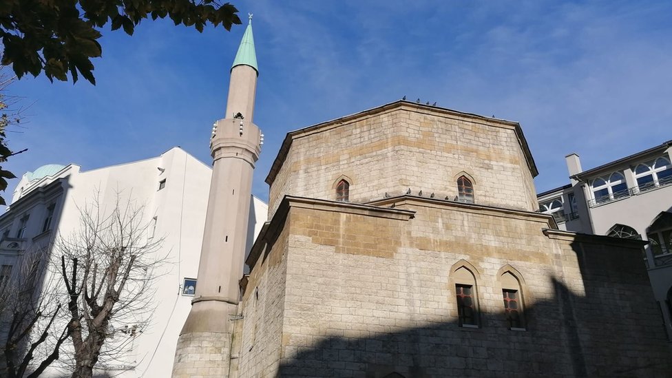Bajrakli džamija na Doræolu jedini je saèuvani i aktivni objekat islamske verske arhitekture u Beogradu, od nekadašnjih više od 60 bogomolja. Kao i turbe, predstavlja spomenik kulture. Pretpostavlja se da je izgraðena u drugoj polovini 17. veka, kao 