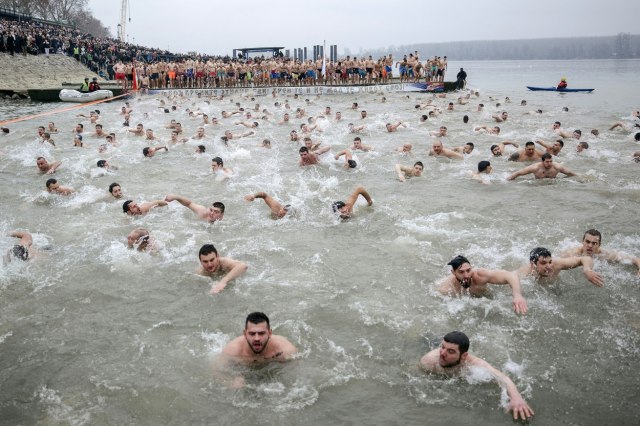 Plivanje za Èasni krst na nekoliko lokacija u Beogradu
