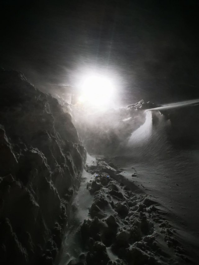 Drama na Goliji: Udarili u snežni nanos visok nekoliko metara, ostali zaglavljeni u mećavi FOTO