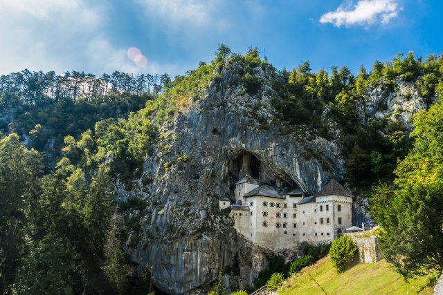 Dvorac koji "visi" sa litice visoke 123 metra turistima najzanimljiviji u avgustu FOTO