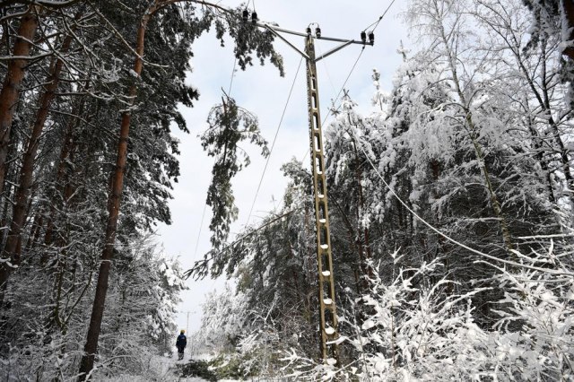 Zarobljeni skijaši na žičarama, problemi sa letovima; Tri azijske države ostale bez struje FOTO