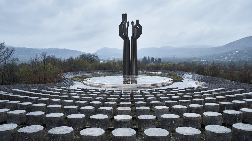 Spomenik na Barutani nalazi se na magistralnom putu Podgorica- Cetinje, a njegova izgradnja je poèela 1976./Materijal sa izložbe - Kanina privatna arhiva