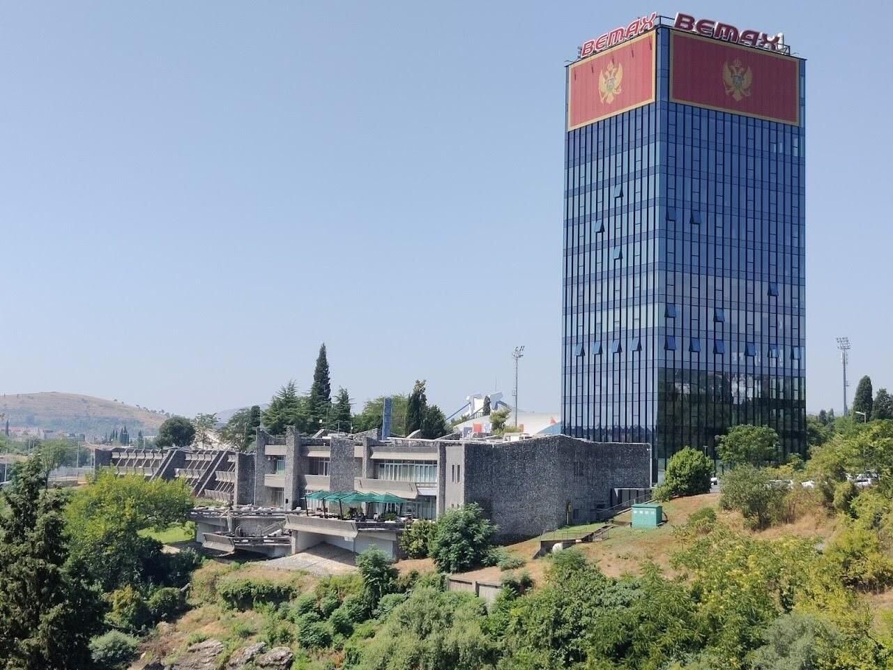 Tik uz Kanin hotel Podgorica nalazi se soliter sa crnogorskom zastavom/Sonja Dragovic