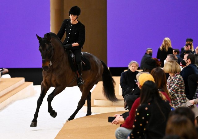 Šanelova revija za pamæenje: Princeza Šarlot na pistu izašla na konju FOTO