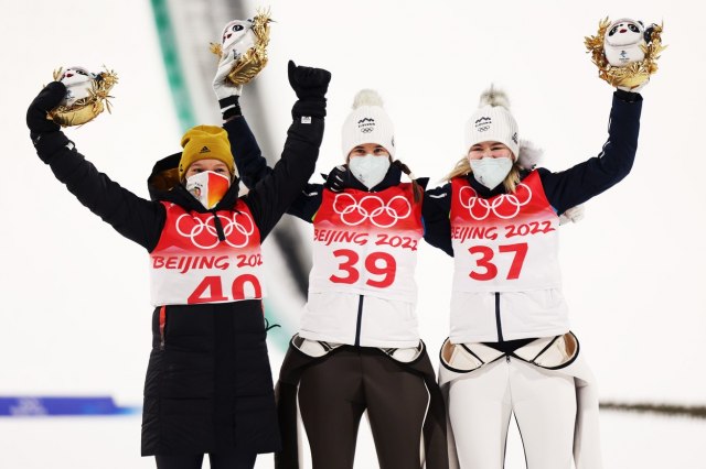 Bogataj i Križnar donele zlato i bronzu Sloveniji u ski skokovima