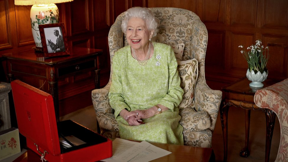 Kraljevska porodica i platinasti jubilej: Poèelo obeležavanje 70 godina vladavine kraljice Elizabete Druge, princ Èarls odao poèast "izvanrednoj&#x201c; kraljici