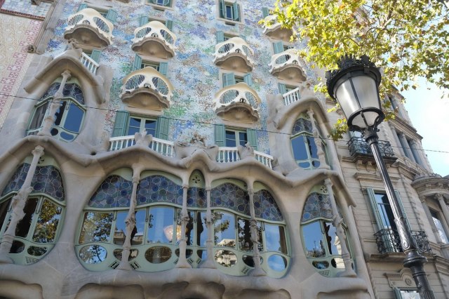Biser Barselone koji  podseća na morske talase: Zašto više nema ovakvih zgrada?