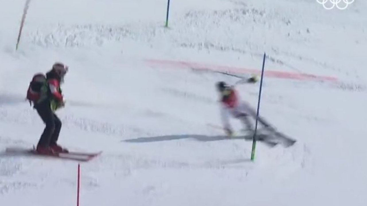 Nuovo scandalo alle Olimpiadi Invernali: un operaio vola su uno sciatore in pista VIDEO