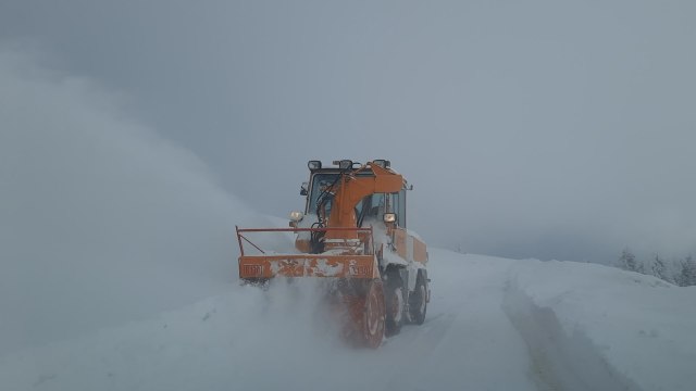 Snežni smetovi dostigli visinu od tri metra – najkritičnija deonica u Srbiji neprohodna do daljeg FOTO