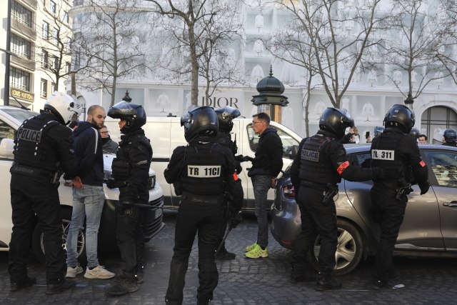 Pariz ključa: Policija ostaje noćas na ulicama; Više uhapšenih, napisano nekoliko stotina prijava VIDEO/FOTO
