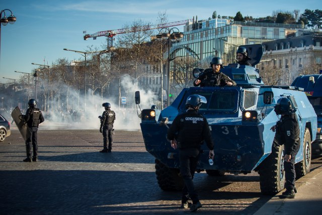 Hiljade ljudi na ulicama, sukobi, oklopna vozila – Srbin iz Francuske za B92.net: "Policija je nemilosrdna"