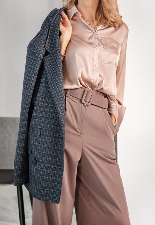 Super trik kako da od obične svilene košulje napravite odevni predmet za posebne prilike VIDEO