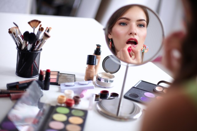 Super trik kako da šminka traje duže – treba vam jedna stvar iz domaćinstva VIDEO