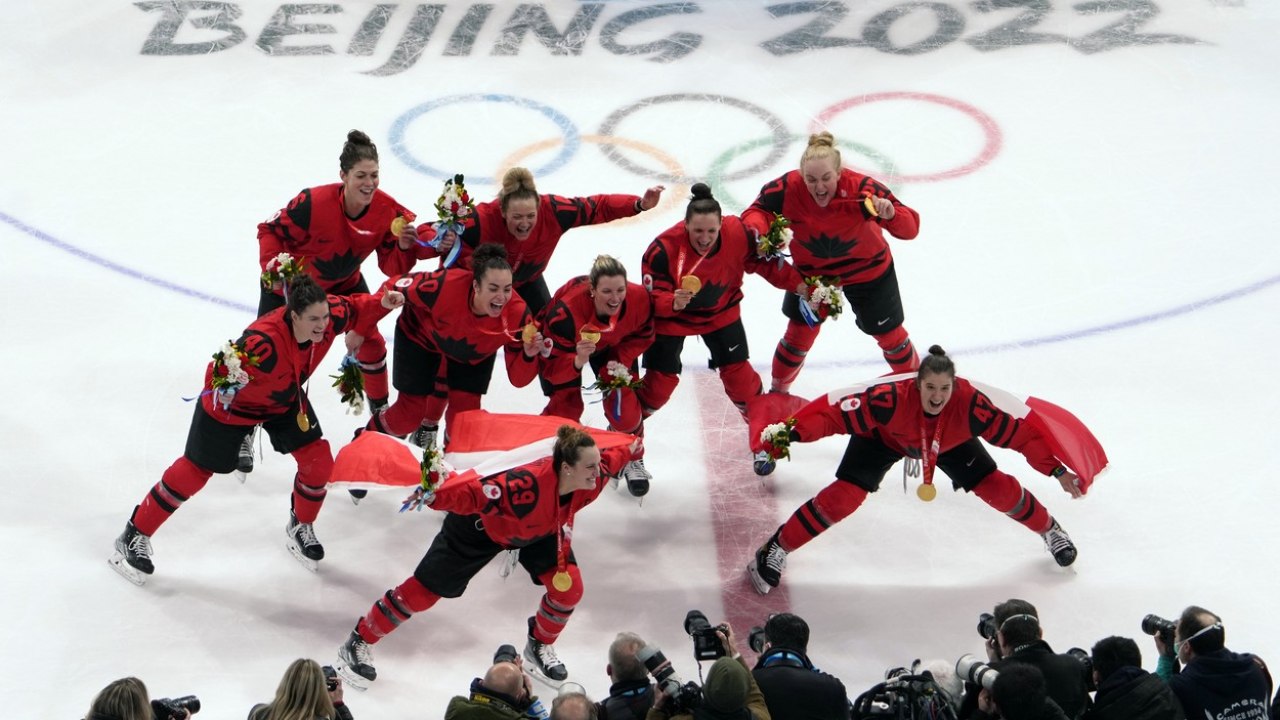 хоккей канада канада. на соревнованиях сборной канады. сборная команда канады по хоккею. сборная канады на олимпиаде 2022.