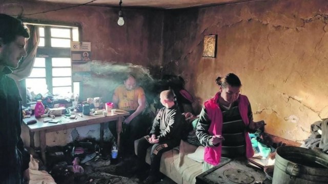 Najteži slučaj u Srbiji: Majka na samrti i troje dece žive u blatu i smeću