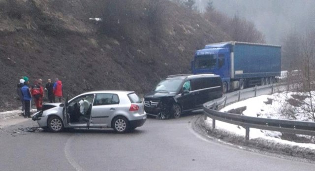 U udesu kod Nove Varoši povreðeno više osoba; obustavljen saobraæaj FOTO