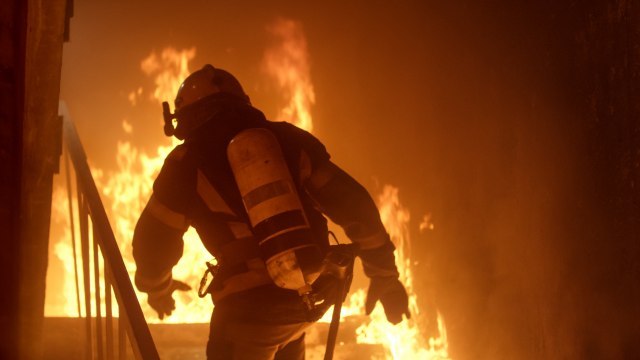 Požar u Novoj Pazovi: Vatra buknula na placu iza benzinske pumpe