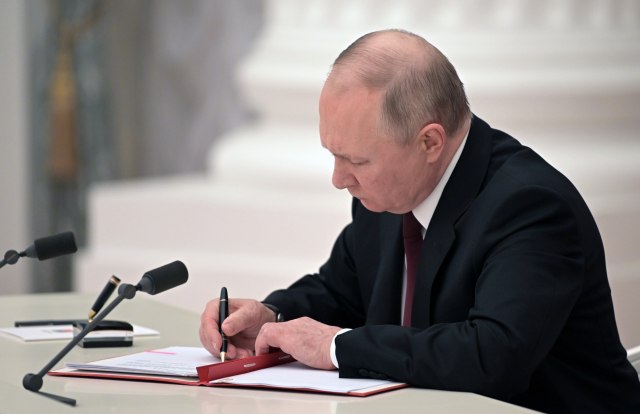 Objavljeni Putinovi ukazi o priznanju "odmetnutih" republika FOTO