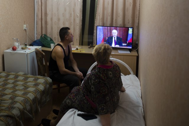 Ljudi u Lugansku slušaju Putina kako æe priznati nezavisnost Tanjug/AP Photo/Denis Kaminev