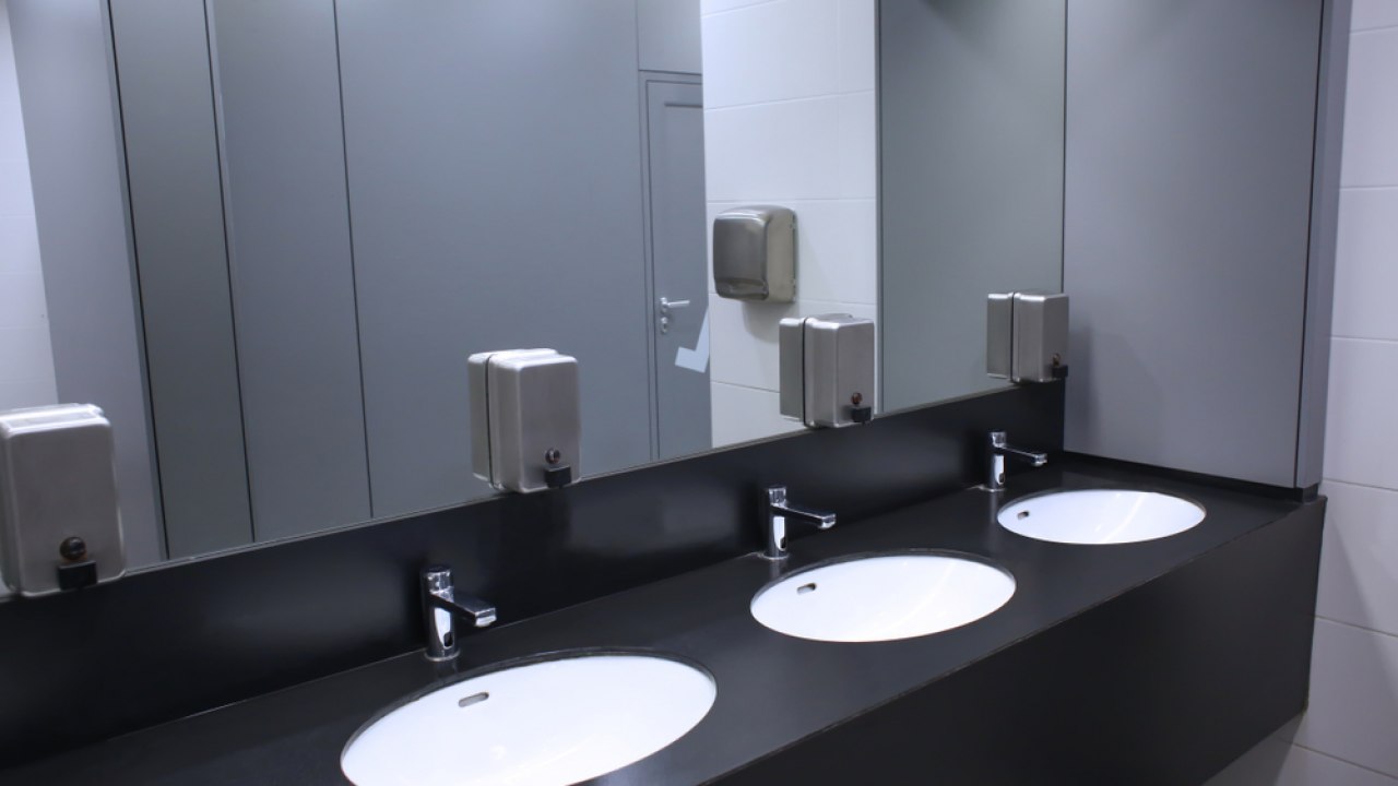 Mirror public memory. Public mirror. Йеппе хейн. Зеркальный туалет уличный. Public mirror.