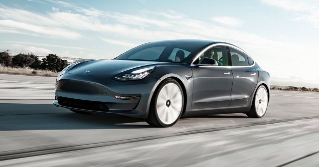 Tesla Model 3 izazvao saobraæajnu nesreæu na autoputu
