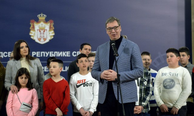Vučić sa decom iz regiona: 