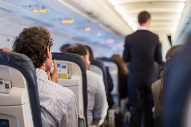 Tapšu po sletanju, spuštaju sedište i hrèu: 20 najiritantnijih tipova putnika u avionu