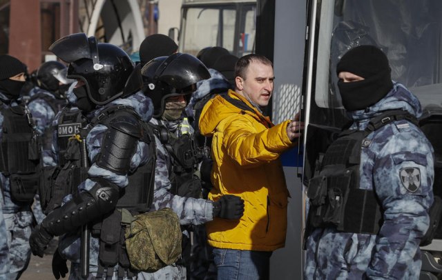 Lopovi haraju Ukrajinom – stave ih na stub srama, bukvalno FOTO/VIDEO