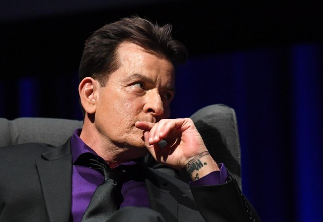 "Ženskaroš, pijanica, uživatelj droga"  - kako je Èarli Šin izbaèen iz serije "Dva i po muškarca"