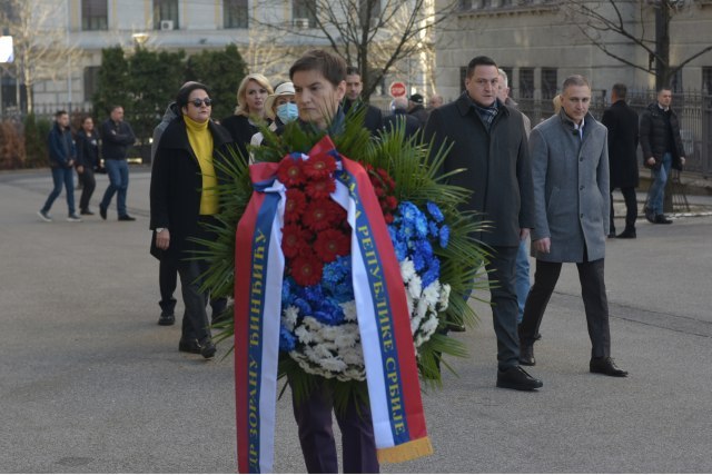 Brnabic and ministers lay wreath on Djindjic memorial plaque PHOTO / VIDEO