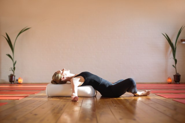 Vitko i zategnuto telo uz pomoć jastuka: Devet jednostavnih vežbi koje ćete praktikovati VIDEO