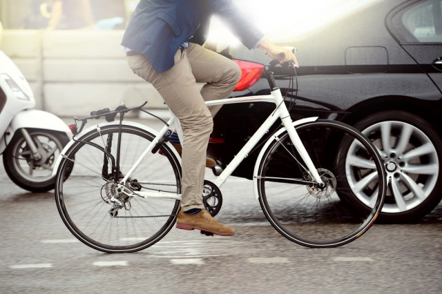 Šta kaže zakon: Da li vozači moraju da propuste bicikliste i vozače trotineta na pešačkom?