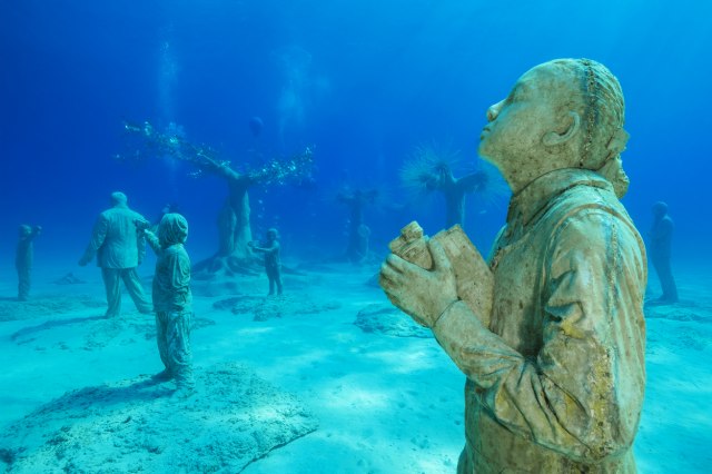 Muzej pod vodom koji turisti posećuju u ronilačkom odelu VIDEO