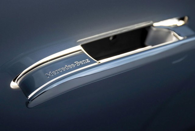 Mercedes bi da stavlja ekrane svuda, pa i na kvake automobila FOTO