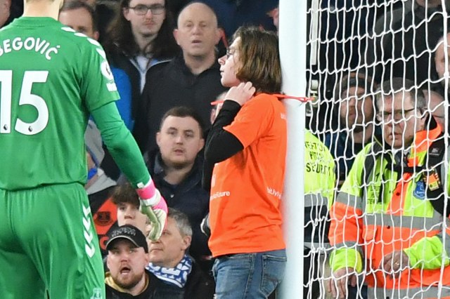 Bizarne scene u Premijer ligi – navijaè se vezao za stativu VIDEO