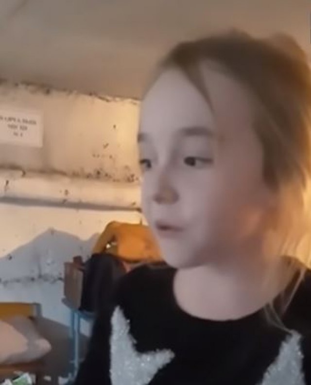 Devojčica iz Ukrajine koja je u skloništu oduševila pesmom, nastupila pred punim stadionom VIDEO