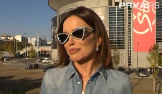 SRUČILA SE NAKON SNIMANJA SPOTA! Severina leži na krevetu, dok saradnici pokušavaju da joj pomognu... (FOTO)