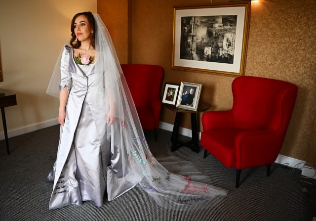 Asanžova verenica stigla na venčanje u zatvoru - haljina glavna tema