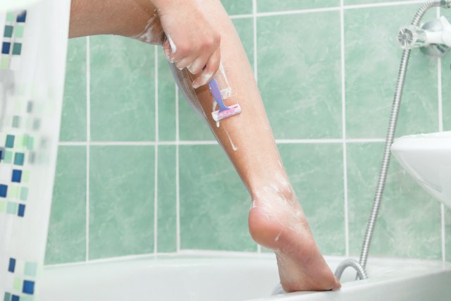 Otkrila trik za brzo brijanje nogu, trebalo joj je samo 10 sekundi – žene oduševljene VIDEO
