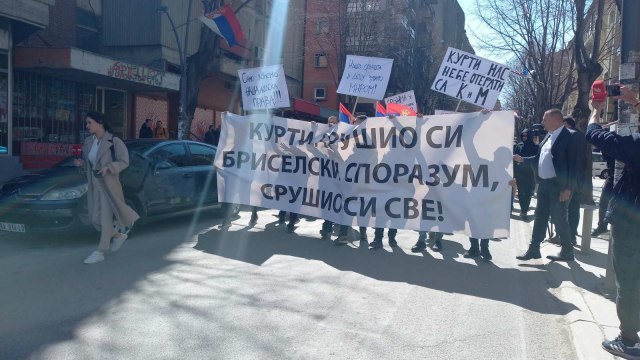 Protest in Kosovska Mitrovica; "Kurti, you ruined everything" PHOTO - Vimarsana News